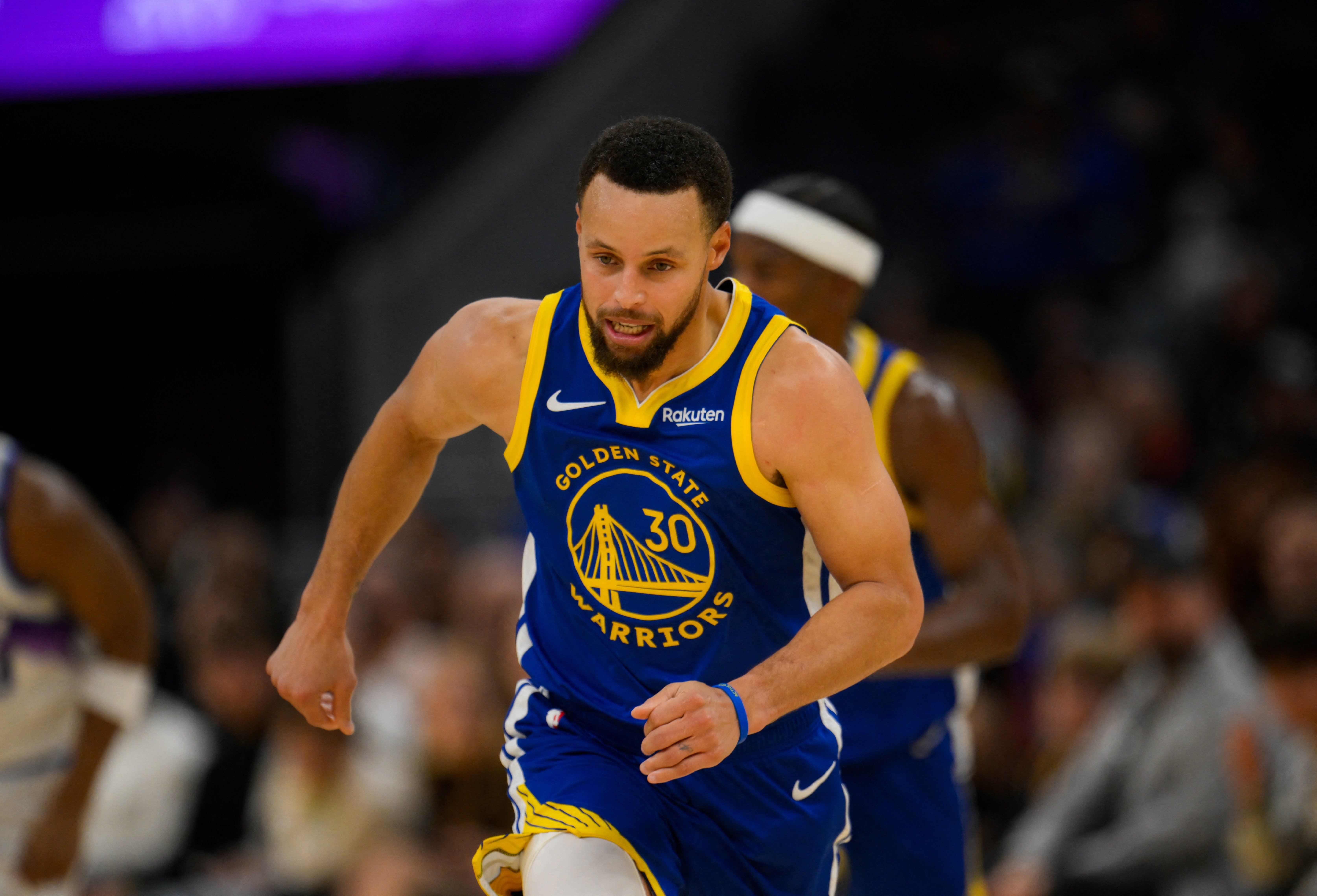 开云官网APP-勇记：库里股四头肌挫伤 赛后在通道一瘸一拐&amp;显得有些疼痛